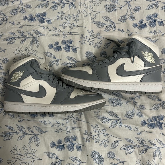 Nike grey and white womens size 8.5 Jordan mids. - Picture 4 of 5